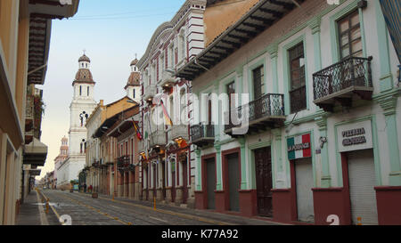 Vista della via Gran Colombia con la chiesa di Santo Domingo sullo sfondo nel centro storico della città di Cuenca Foto Stock