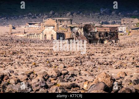 Regno Unito, Montserrat, di lingua inglese dei Caraibi, Plymouth, vista dell'antica capitale, distrutta dai flussi piroclastici dall'eruzione dell'uno stratovulcano di Soufriere Hills nel 1997, oggi zona vietata a causa dell'attività giornaliera del vulcano e le sue emanazioni tossiche Foto Stock