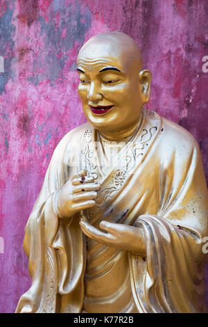 Lifesize statue di Buddha linea la passerella di il Monastero dei Diecimila Buddha in hong kong cina Foto Stock