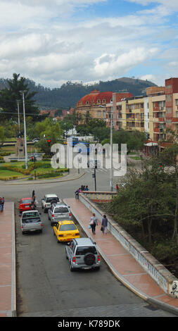 Attività giornaliere sul ponte situato su Avenida 12 de Abril e Avenida Fray Vicente Solano nella parte meridionale della città di Cuenca Foto Stock