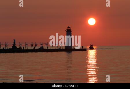 North Pier faro in manistee michigan. off il lago michigan Foto Stock