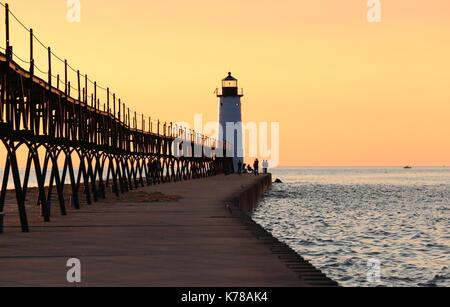 North Pier faro in manistee michigan. off il lago michigan Foto Stock