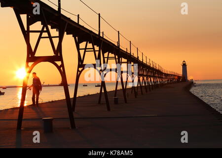 North Pier faro in manistee michigan. off il lago michigan Foto Stock