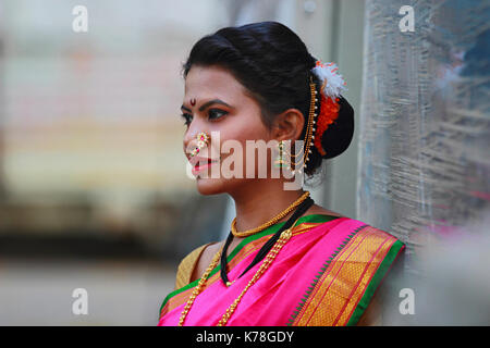 Giovane ragazza indiana in nauwari sari , maharashtrian tradizionale sari Foto Stock