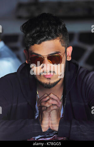 Giovani indiani Uomo con occhiali close-up Foto Stock