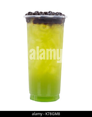 Un assortimento di bevande a base di tè sul ghiaccio tritato con perle di frutta isolato su sfondo bianco Foto Stock