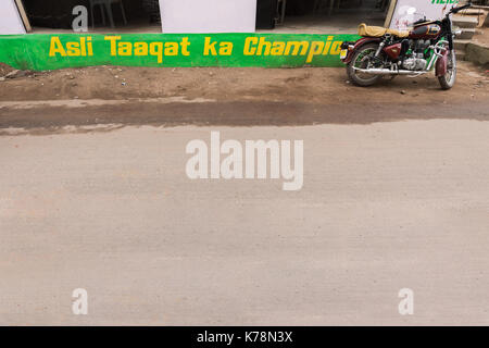 Royal enfield moto parcheggiata su una strada in Hyderabad, India Foto Stock