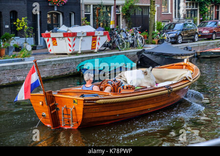Barca olandese sul canale di Amsterdam Foto Stock