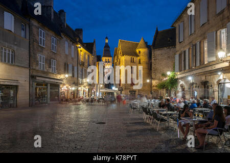 Vista del tramonto della città vecchia a Sarlat in Dordogne regione del sud-ovest della Francia. Foto Stock