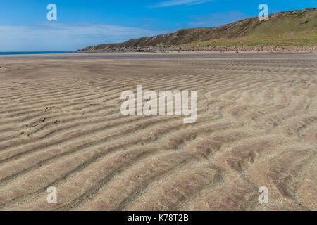 Ripples lasciato dalla marea in sabbia a slaggan bay. Foto Stock