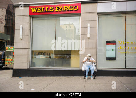 Un ramo di Wells Fargo nel quartiere di Chelsea di New York martedì, 12 settembre 2017. Wells Fargo ceo tim Sloan ha annunciato che la Banca cercherà di controllare i propri costi relativi alle entrate ma il preventivo di spesa rilasciato non includono spese per controversie legali derivanti dalle loro vendite scandalo. (© richard b. levine) Foto Stock