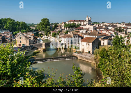La città di Nérac e il fiume Petite Baïse nella regione della Dordogna, nel sud-ovest della Francia. Foto Stock