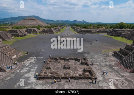 Il sito archeologico di TEOTIHUACAN visto dalla parte superiore della piramide della luna con una vista sopra il vicolo dei morti e il sole piramide, a Città del Messico. Foto Stock