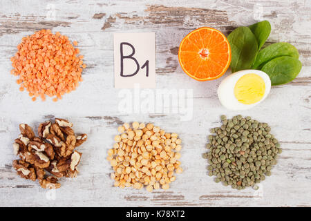 Ingredienti e prodotti contenenti vitamina B1 e fibra dietetica, fonti naturali di minerali, uno stile di vita sano e la nutrizione Foto Stock