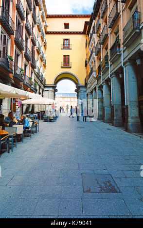 Madrid, Spagna - 24 marzo: vista di edifici tipici da gateway a la plaza mayor il 24 marzo 2017 a Madrid, Spagna. Foto Stock