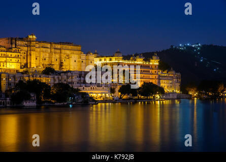 Udaipur, India - circa novembre 2016: udaipur city palace e il lago Pichola in notturna a udaipur Foto Stock