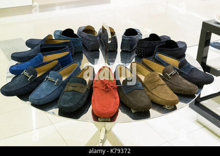 Mens suede scarpe estive in negozio Foto Stock