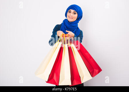 La donna araba con borse per lo shopping Foto Stock