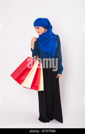 La donna araba con borse per lo shopping Foto Stock