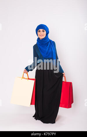 La donna araba con borse per lo shopping Foto Stock