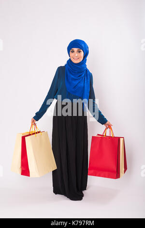 La donna araba con borse per lo shopping Foto Stock