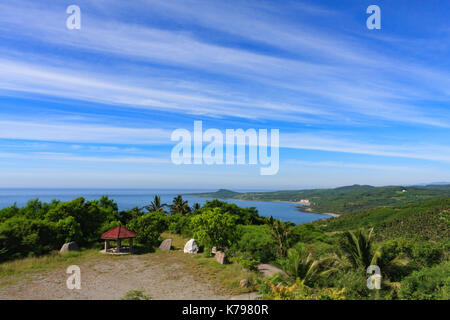 Cirrus nuvole, vista panoramica dalla montagna di Dulan, Donghe Township, Taitung County, Taiwan. Dulan Bay e Spiaggia di Shanyuan in Beinan township sullo sfondo Foto Stock