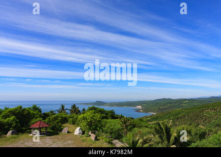 Cirrus nuvole, vista panoramica dalla montagna di Dulan, Donghe Township, Taitung County, Taiwan. Dulan Bay e Spiaggia di Shanyuan in Beinan township sullo sfondo Foto Stock