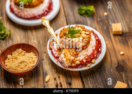 Strawberry Cheesecake dessert servito su piastre bianche Foto Stock