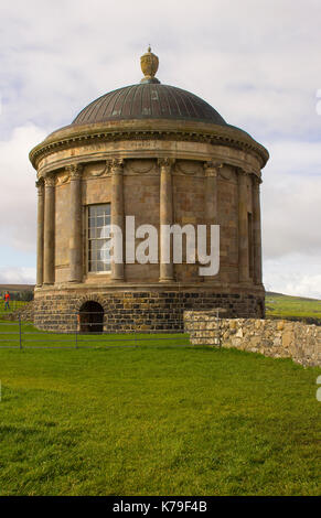 Mussenden Tempio sulla collina Demesne sulla costa settentrionale dell'Irlanda nella contea di Londonderry. Foto Stock