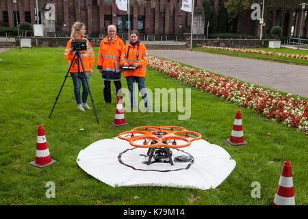 Rilievi e catasto Ufficio utilizza un drone per la sorveglianza Foto Stock