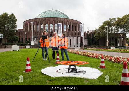 Rilievi e catasto Ufficio utilizza un drone per la sorveglianza Foto Stock