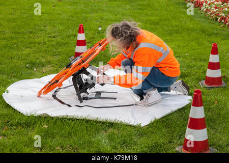 Rilievi e catasto Ufficio utilizza un drone per la sorveglianza Foto Stock