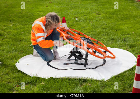 Rilievi e catasto Ufficio utilizza un drone per la sorveglianza Foto Stock