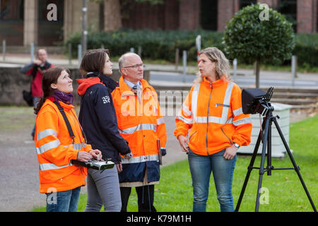 Rilievi e catasto Ufficio utilizza un drone per la sorveglianza Foto Stock
