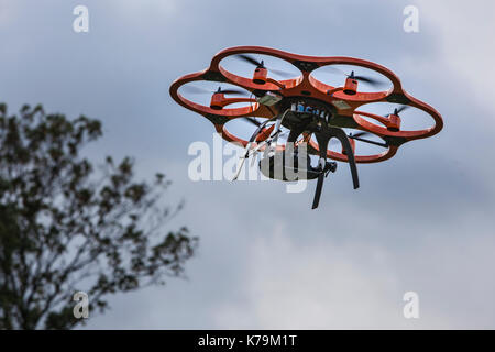 Rilievi e catasto Ufficio utilizza un drone per la sorveglianza Foto Stock