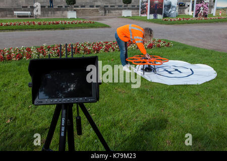 Rilievi e catasto Ufficio utilizza un drone per la sorveglianza Foto Stock