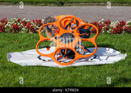 Rilievi e catasto Ufficio utilizza un drone per la sorveglianza Foto Stock