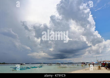 Nuvole di tempesta che si profila all'orizzonte di una barra di sabbia in un paese tropicale. Foto Stock