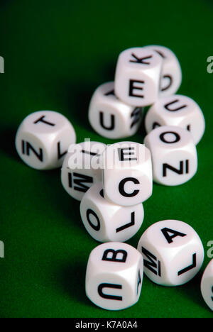 Dice con lettere, impilati e sparse Foto Stock
