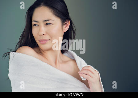 Donna avvolta in un asciugamano ritratto Foto Stock