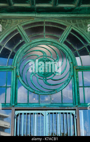 Asbury Park, new jersey - marzo 19, 2017: dettagli sono visibili delle finestre ornate sul asbury park casino edificio giostra Foto Stock