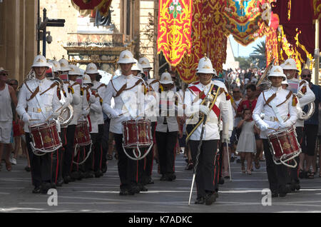 Banda delle forze armate di malta marcia giù Repubblica Street - Valletta, Malta. Foto Stock