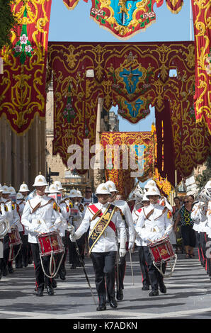 Banda delle forze armate di malta marcia giù Repubblica Street - Valletta, Malta. Foto Stock