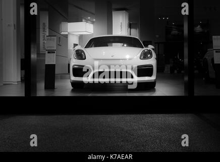 Herzliya, Israele- novembre, 2017: bianco Porsche 911 Carrera 4 cavalletti per auto parcheggiate sul palco. vista frontale nella notte Foto Stock