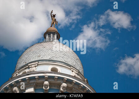 Statua sul tetto dell'edificio, Novi Sad Serbia Foto Stock