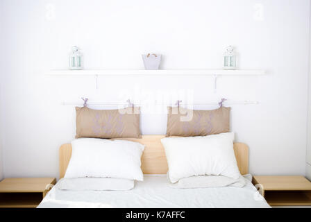 Letto king size, una coperta e un cuscino con cotone bianco coperchio che  brilla per lampada a parete Foto stock - Alamy