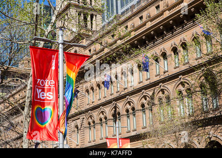 Votare sì di banner per il matrimonio la parità eretto dalla città di Sydney in Martin Place,Sydney , Australia Foto Stock