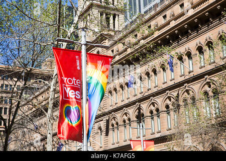 Votare sì di banner per il matrimonio la parità eretto dalla città di Sydney in Martin Place,Sydney , Australia Foto Stock