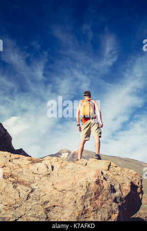 Uomo che celebrano splendide ispiratore vista in montagna. Escursionista o alpinista guardando al paesaggio di ispirazione sul sentiero roccioso su Tenerife, Isole Canarie. Foto Stock