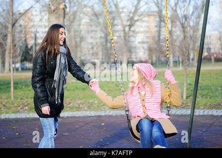 Due ragazzi appendere fuori al parco giochi Foto Stock